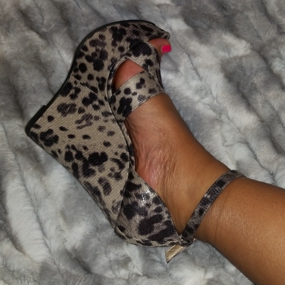 🔥🔥 SEXY cheetah print wedges - Picture 2 of 5